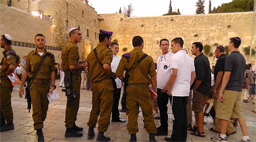 Soldats devant le mur Occidental 