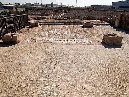 Mosaïque à proximité de l’ouverture d’une citerne